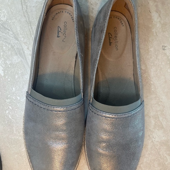 Clarks Gray/metallic Silver Slip on loafer w/detail braid trim above sole Size 9 - Picture 2 of 8